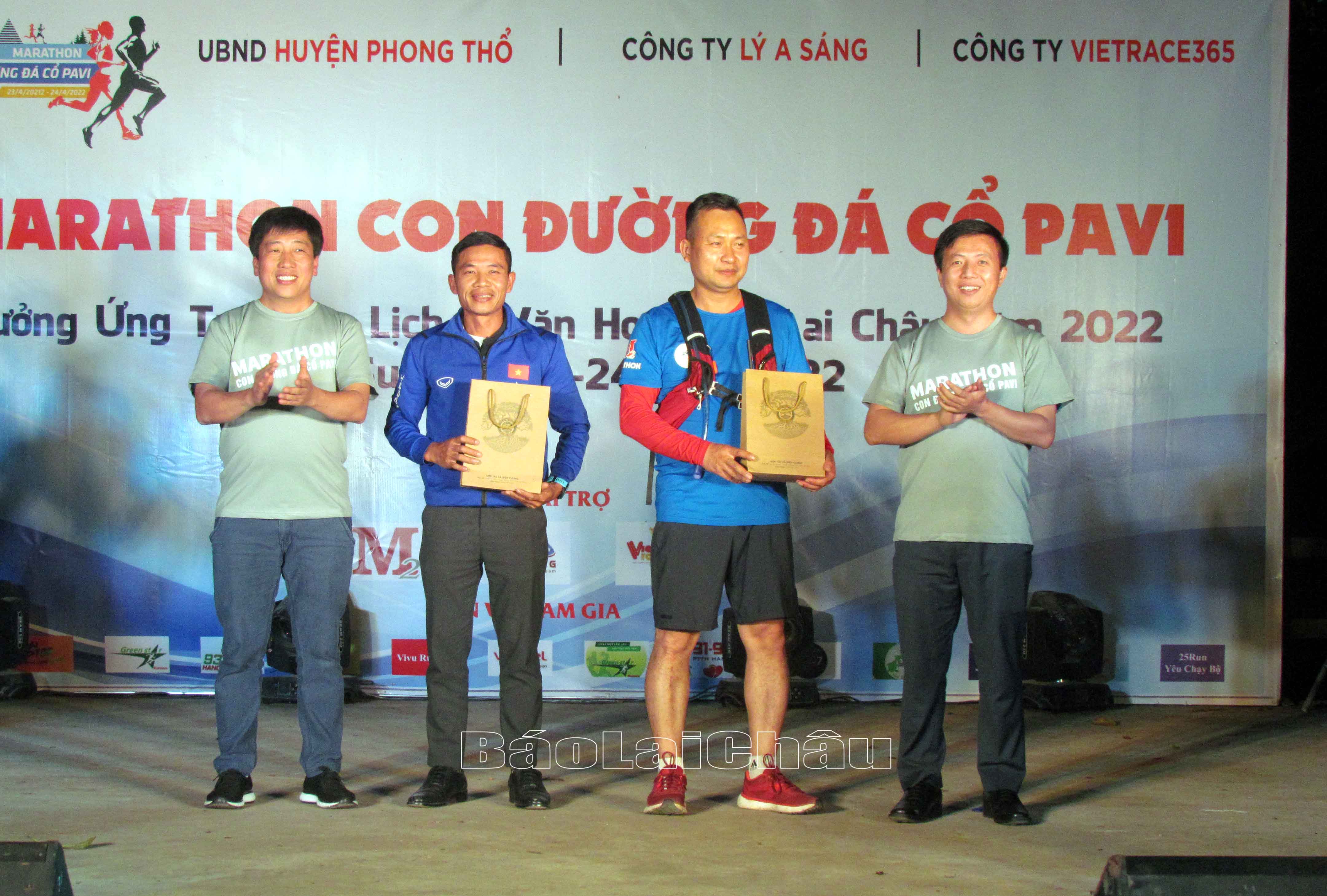 Lãnh đạo huyện Phong Thổ tặng quà cho các đơn vị đồng phối hợp tổ chức Giải chạy. 
